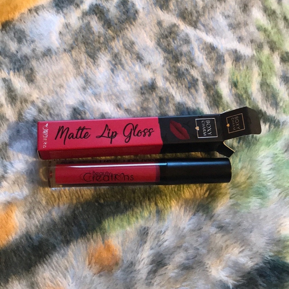 HOT DROP 💞Matte Lipgloss in Shade “Kiss Me” 💋